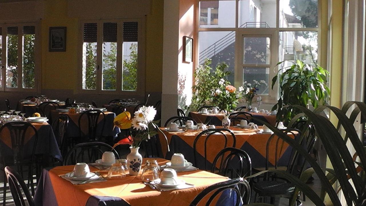 Hotel Villa Lorena Rimini Exterior foto