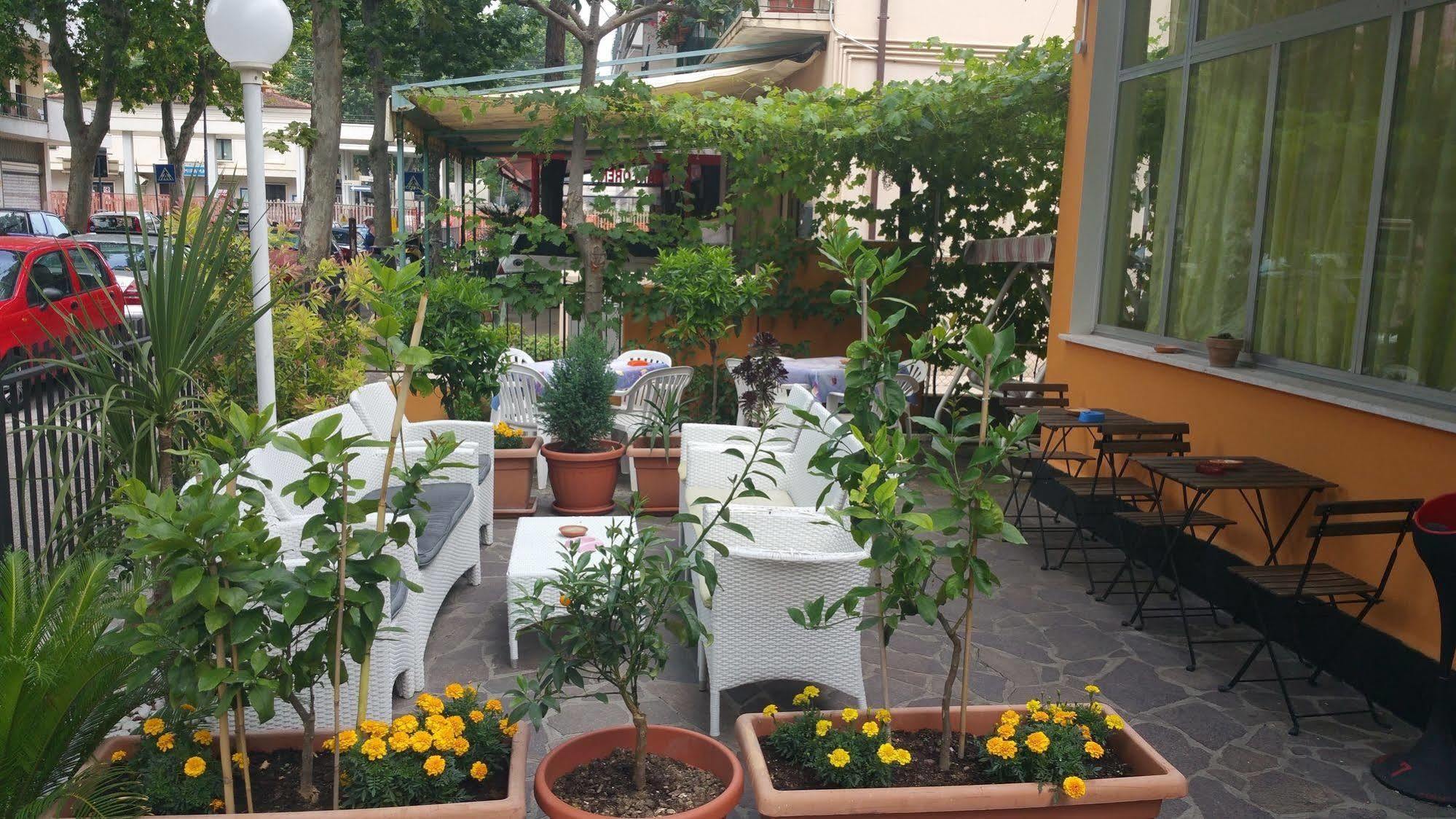Hotel Villa Lorena Rimini Exterior foto